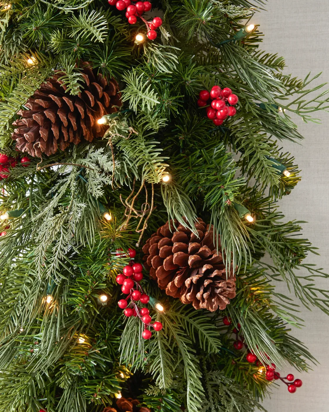 Guirlanda Pinhas e Bagas de Natal Com LED 90 cm