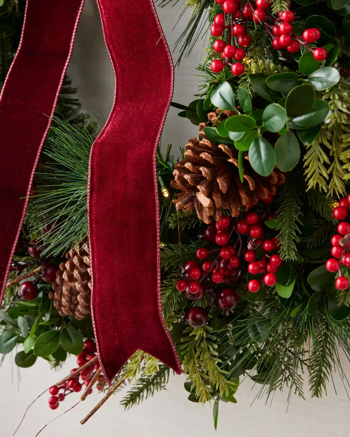 Guirlanda de Natal 90 cm com LED, Laço Bordô, Pinhas e Frutas Vermelhas