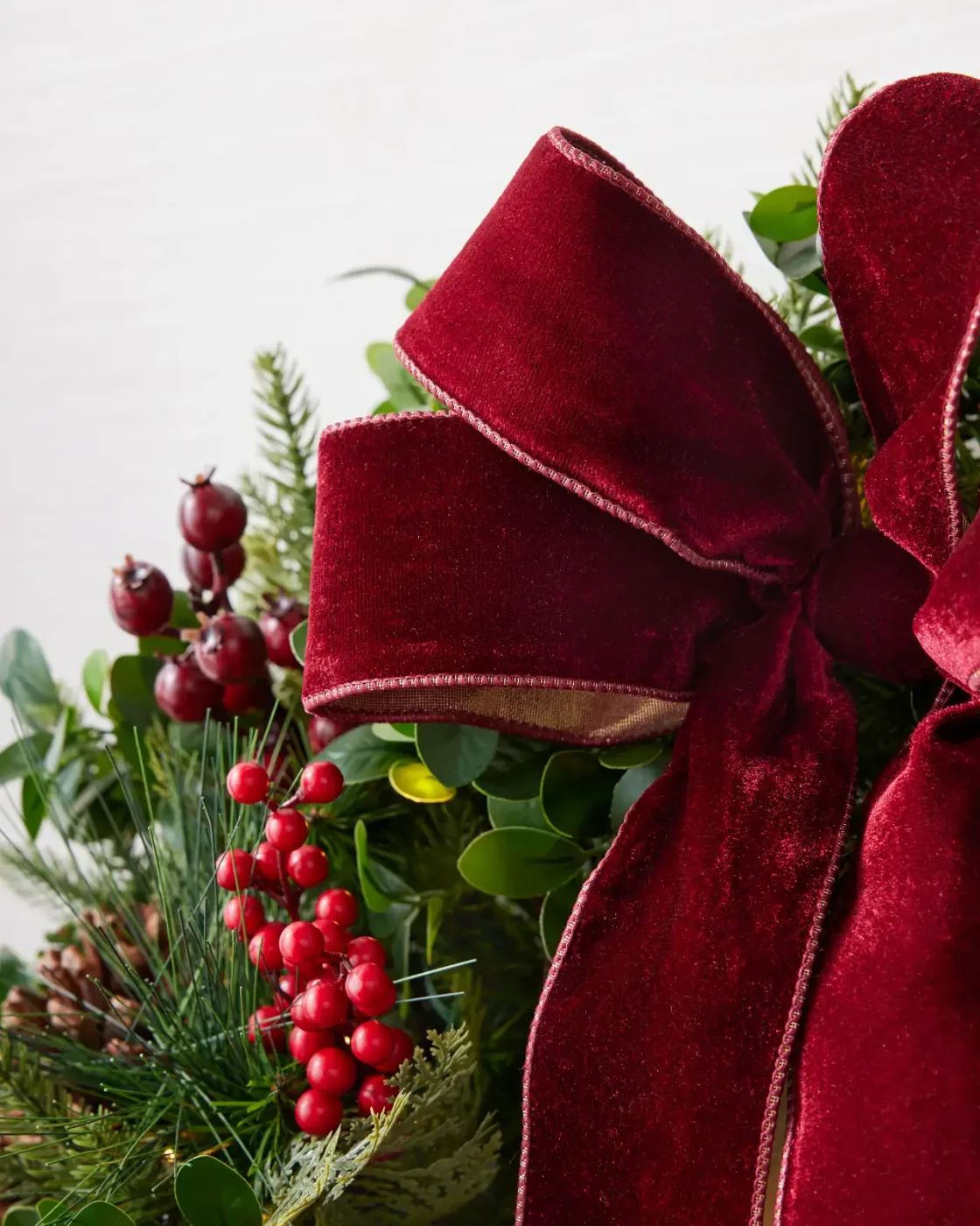 Guirlanda de Natal 90 cm com LED, Laço Bordô, Pinhas e Frutas Vermelhas