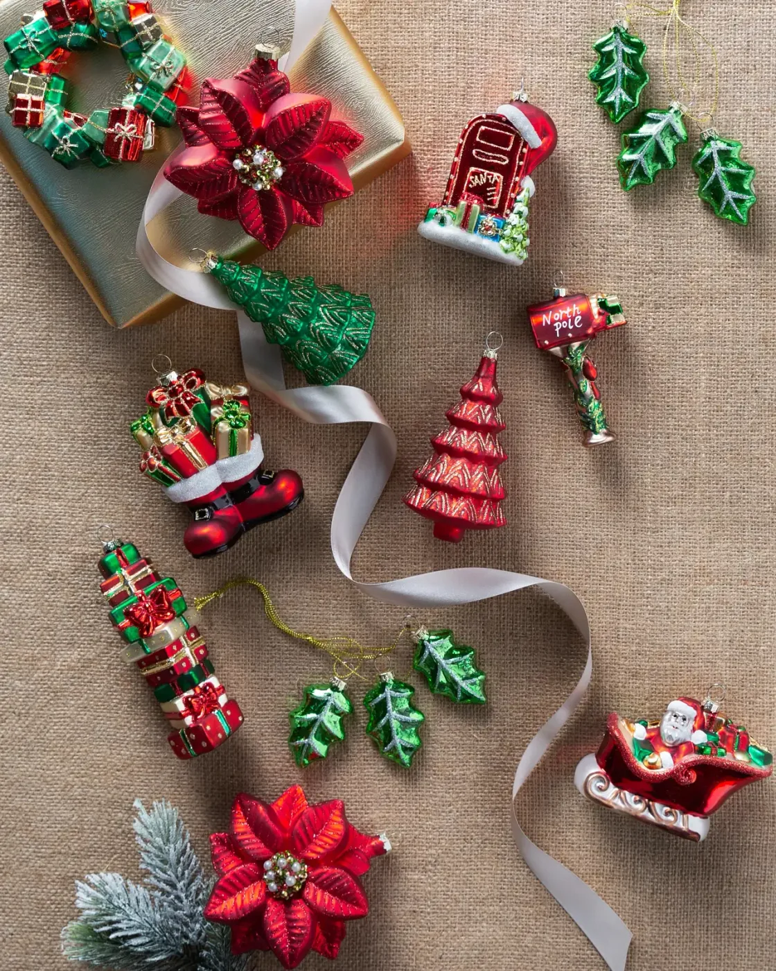 Kit 16 Enfeites de Natal Tradicional Vermelho e Verde com Papai Noel, Presentes e Árvores