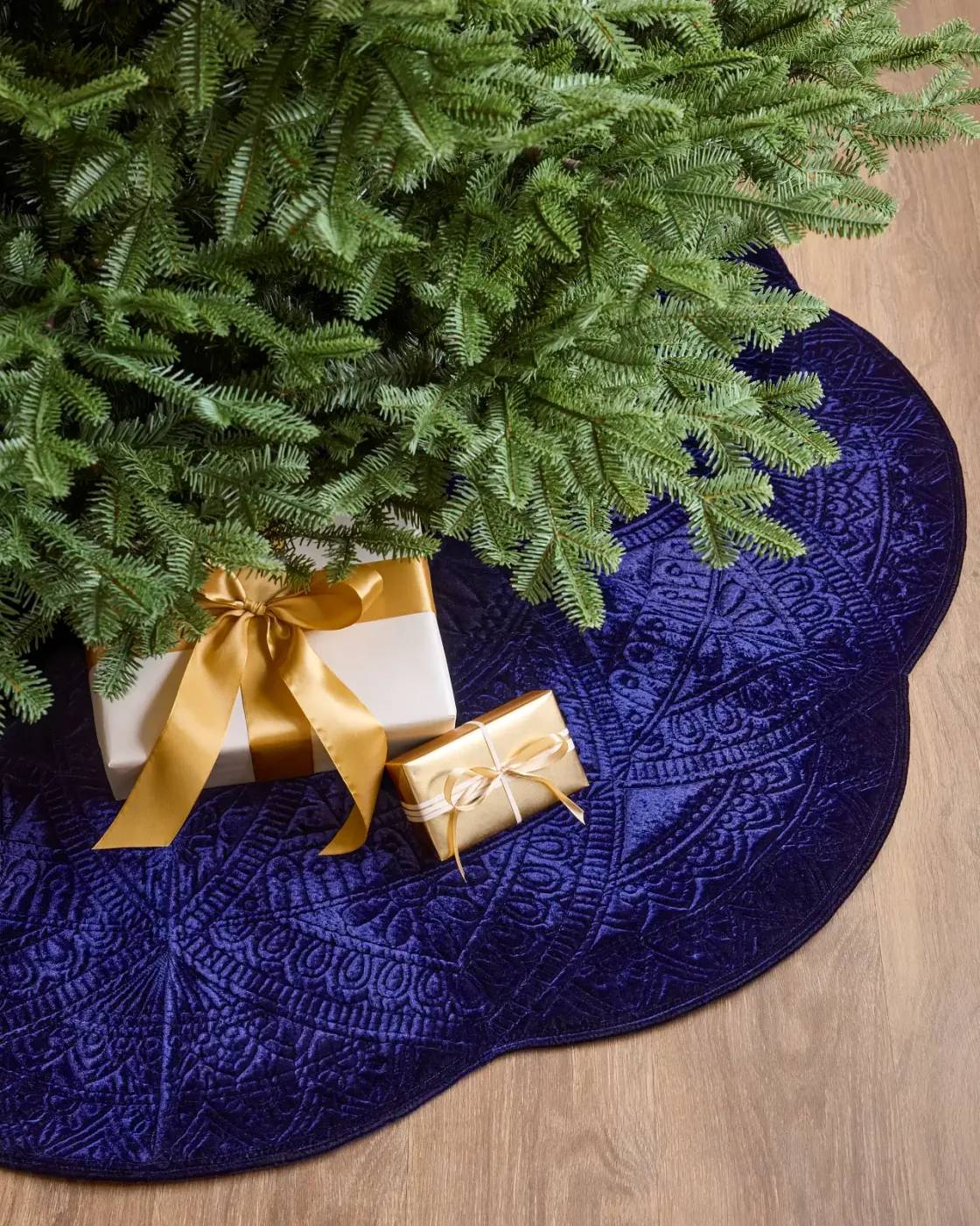 Saia para Árvore de Natal em Veludo Azul Meia-Noite com Relevo